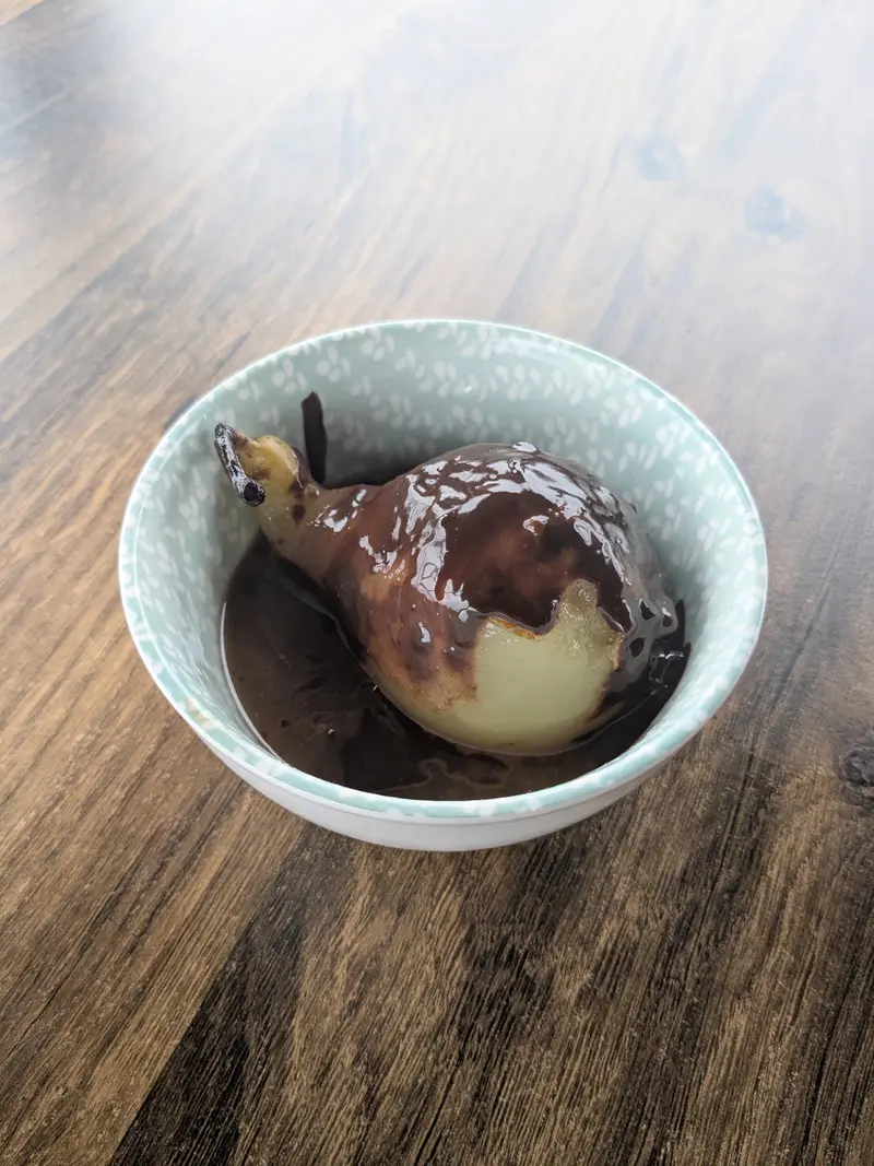 Poire pochée au chocolat